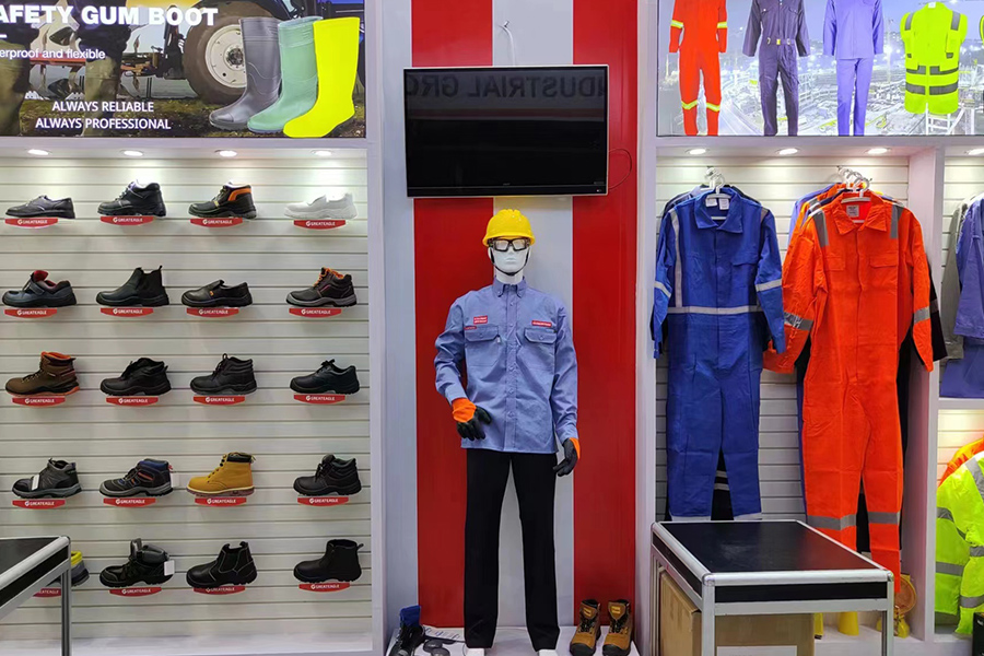 Apakah faedah utama memakai kasut keselamatan PVC dalam persekitaran perindustrian